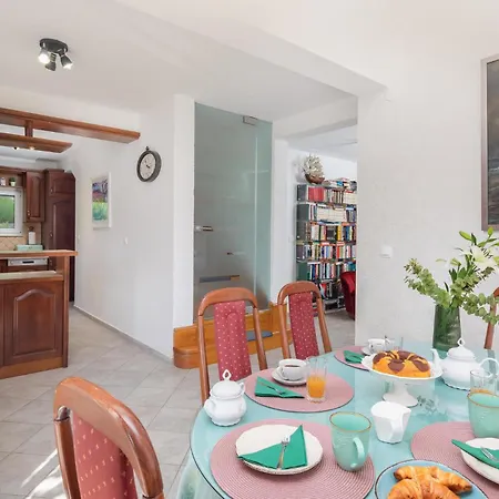 Lovely In With Kitchen Holiday home