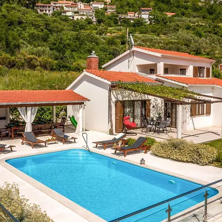 Lovely In With Kitchen Holiday home *